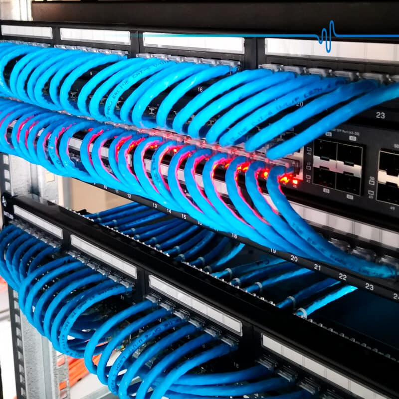 Un sistema de gestión de cables de red con cables y bandejas de